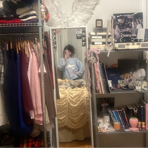 Hello lovelies I’m Ronan ! Welcome to my closet 🎀 - Picture 3 of 4